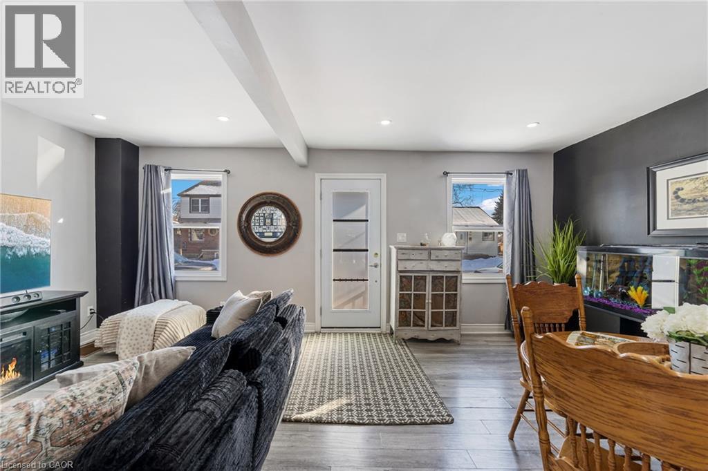 411 Fairfield Avenue, Hamilton, ON - Indoor Photo Showing Dining Room