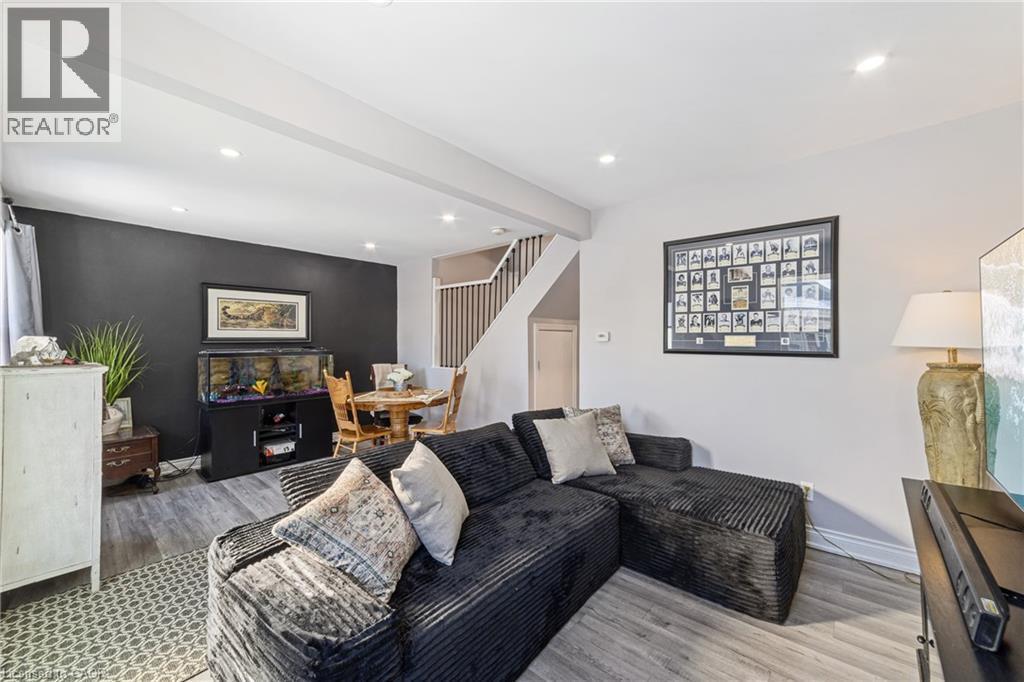 411 Fairfield Avenue, Hamilton, ON - Indoor Photo Showing Living Room