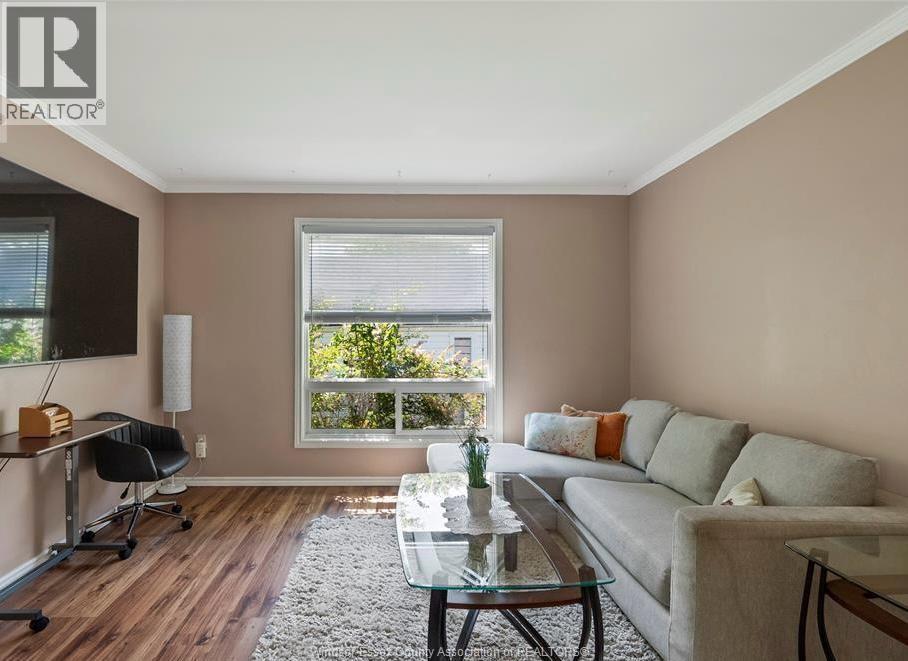 207-209 Inshes Avenue, Chatham, ON - Indoor Photo Showing Living Room