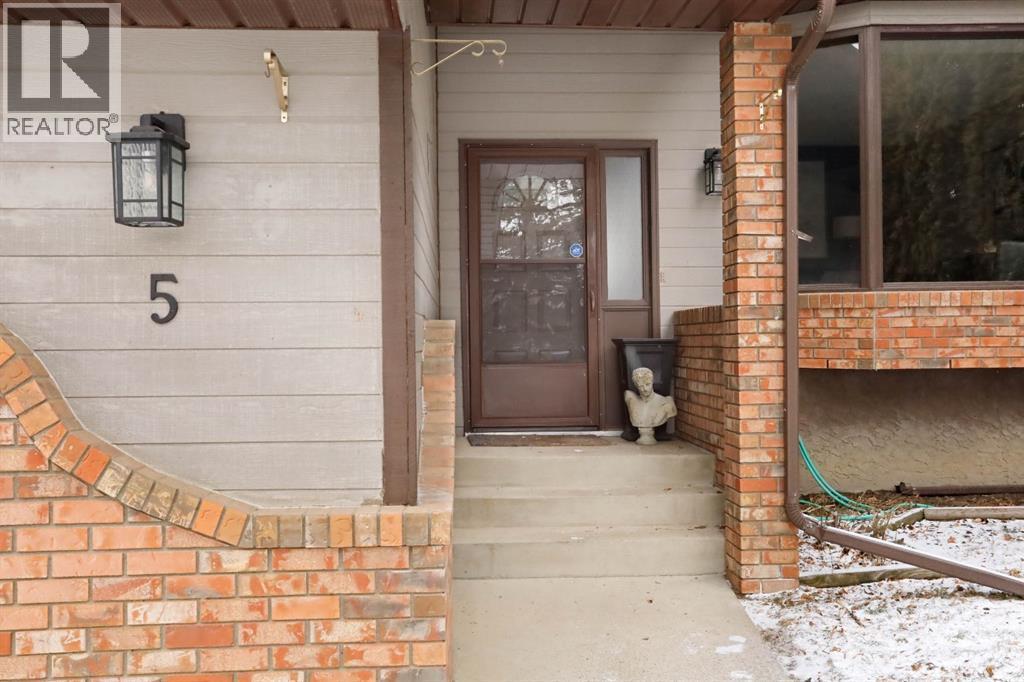 5 Fairview Crescent E, Brooks, AB