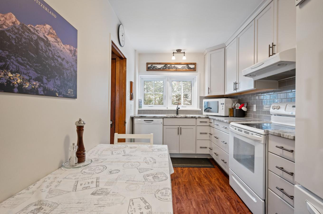 Kitchen - 233 Rue D'Aspen, Sainte-Adèle, QC - Indoor Photo Showing Kitchen