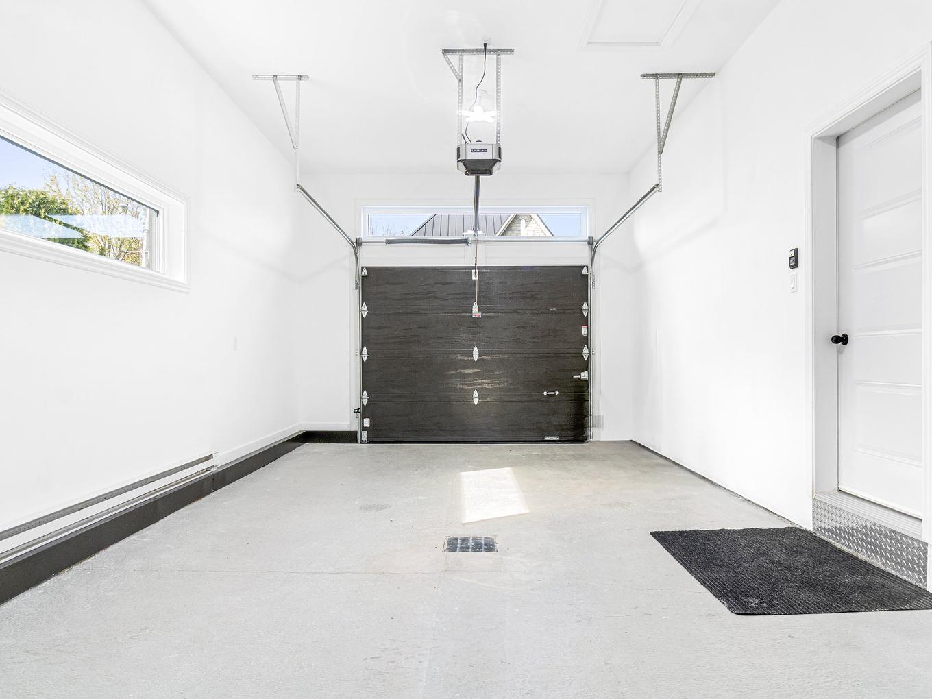 Garage - 77 33E Avenue, Saint-Blaise-Sur-Richelieu, QC - Indoor Photo Showing Garage