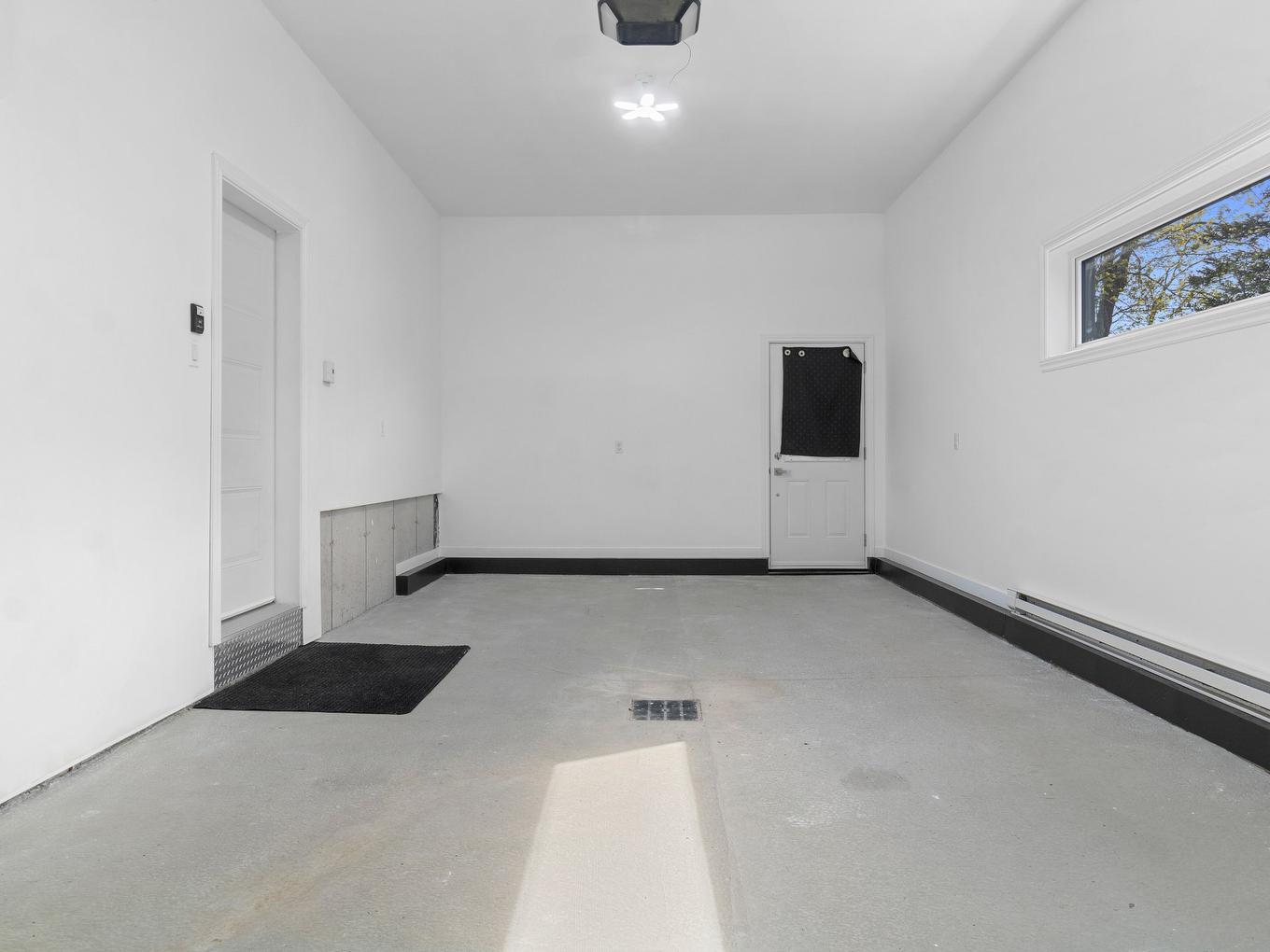 Garage - 77 33E Avenue, Saint-Blaise-Sur-Richelieu, QC - Indoor Photo Showing Other Room