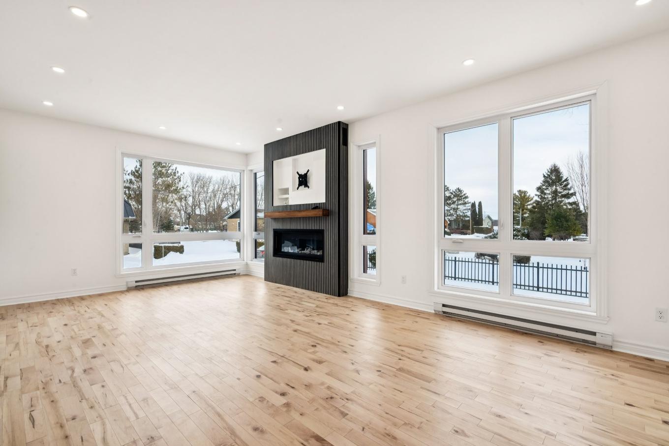 Salon - 77 33E Avenue, Saint-Blaise-Sur-Richelieu, QC - Indoor Photo Showing Living Room With Fireplace