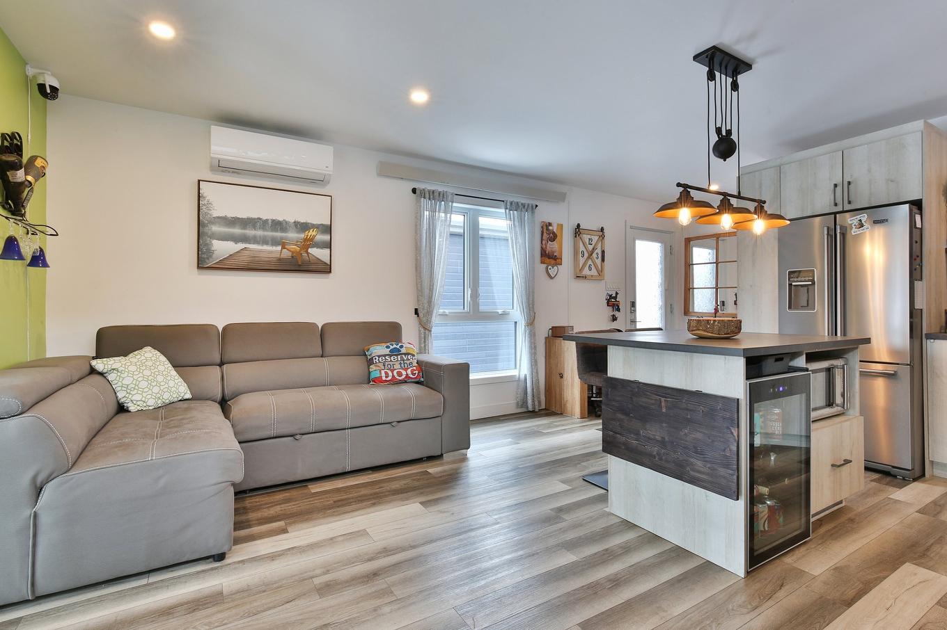 Salon - 1495 Rue Welch, Farnham, QC - Indoor