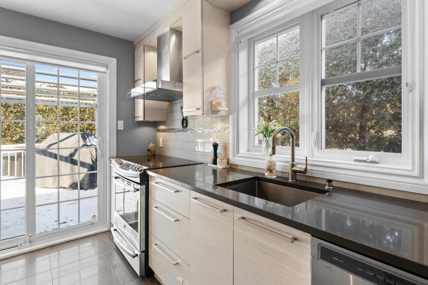 Kitchen - 2353 Rue De L'Île-Des-Lys, Terrebonne (Lachenaie), QC - Indoor Photo Showing Kitchen With Upgraded Kitchen