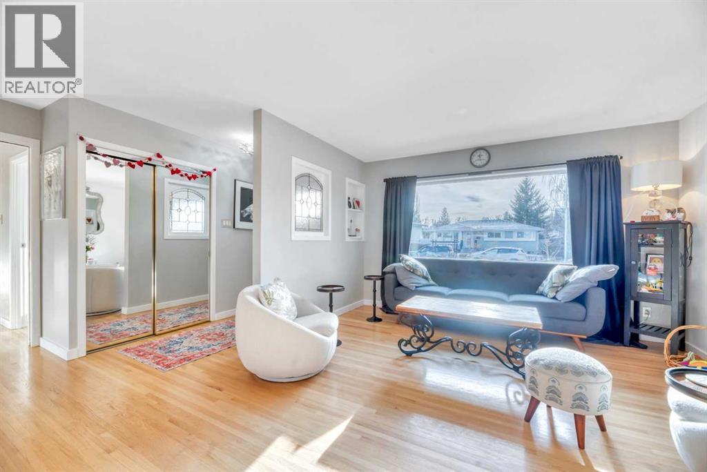 708 Allden Place Se, Calgary, AB - Indoor Photo Showing Living Room