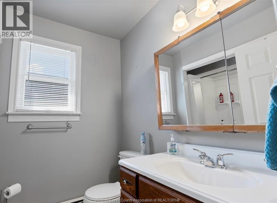 207-209 Inshes Avenue, Chatham, ON - Indoor Photo Showing Bathroom