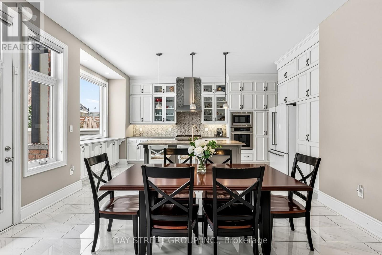 39 Cairns Gate, King, ON - Indoor Photo Showing Dining Room