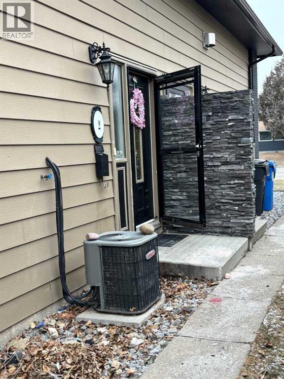 2, 1701 St Edward Boulevard N, Lethbridge, AB - Outdoor With Exterior