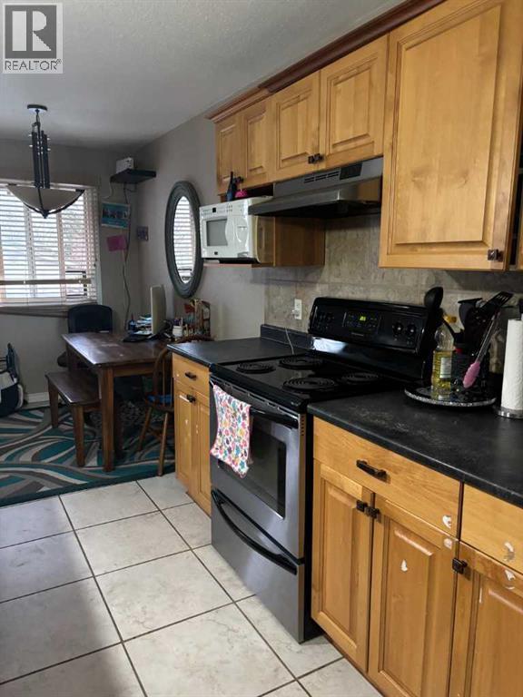 2, 1701 St Edward Boulevard N, Lethbridge, AB - Indoor Photo Showing Kitchen