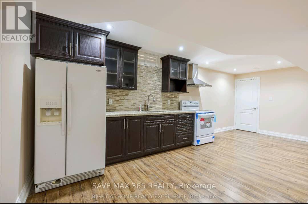 6862 Gooderham Estate Boulevard, Mississauga, ON - Indoor Photo Showing Kitchen