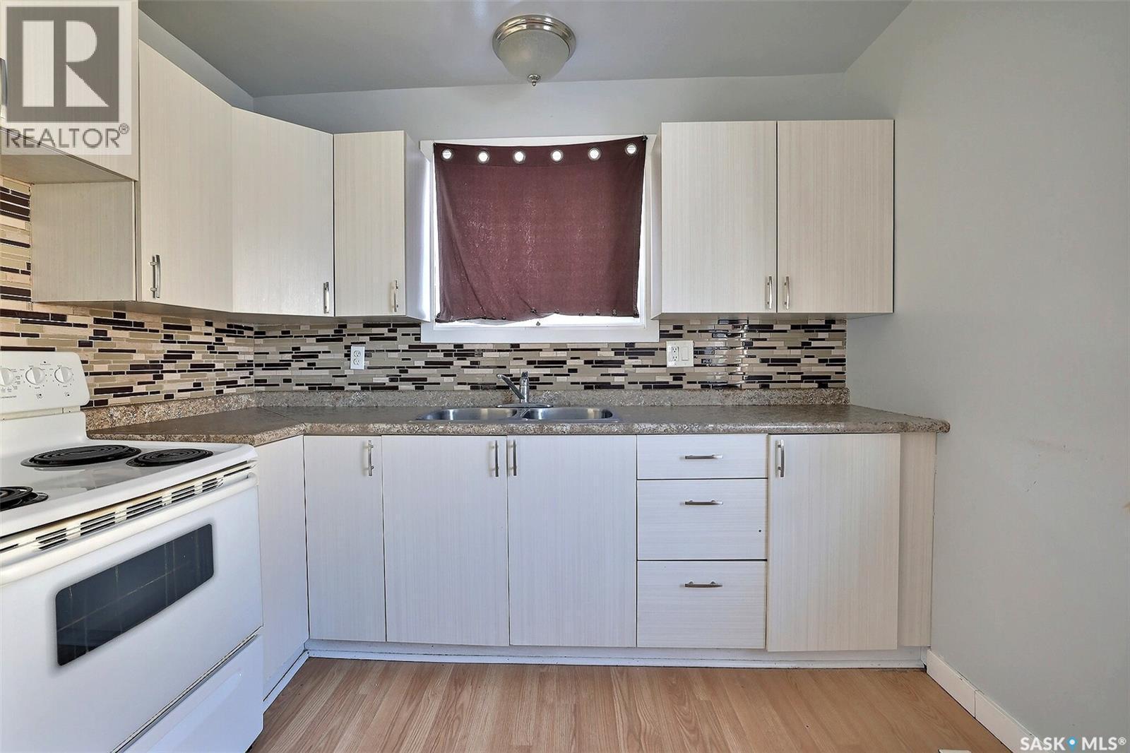 254 Froom Crescent, Regina, SK - Indoor Photo Showing Kitchen With Double Sink
