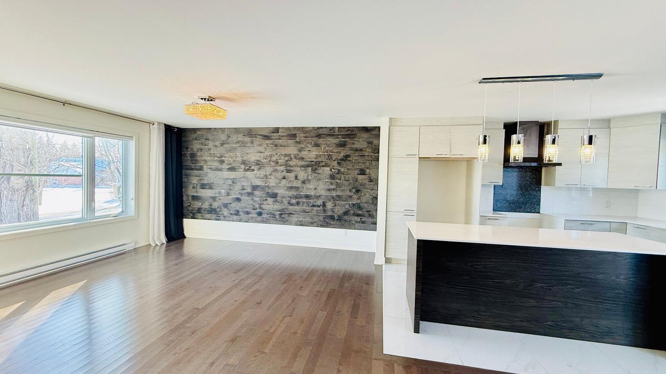 Salon - 136 Ch. St-André, Saint-Jean-Sur-Richelieu, QC - Indoor Photo Showing Other Room