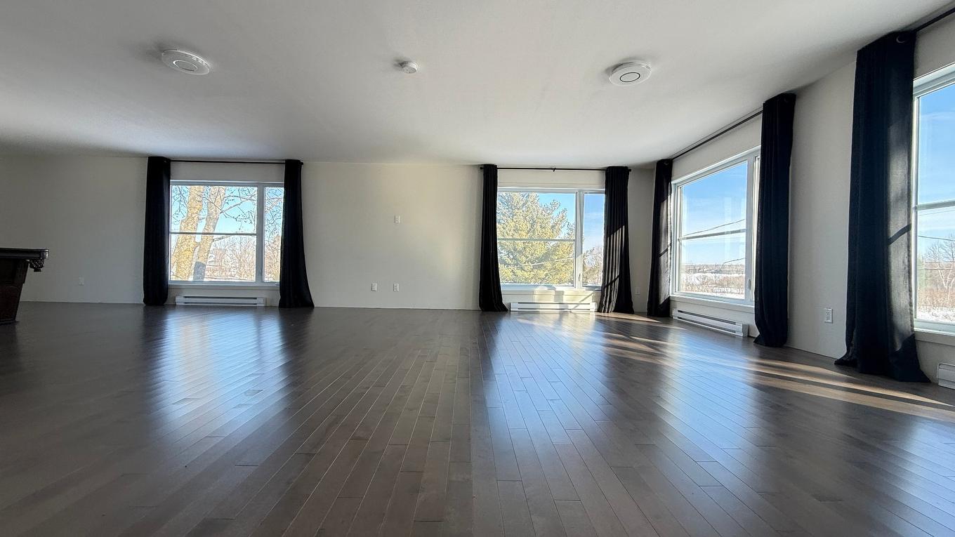 Salle de jeux - 136 Ch. St-André, Saint-Jean-Sur-Richelieu, QC - Indoor Photo Showing Living Room