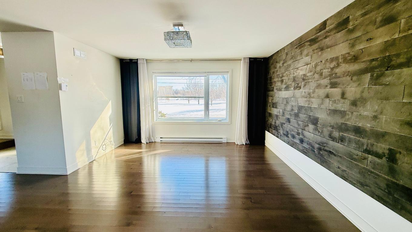 Salon - 136 Ch. St-André, Saint-Jean-Sur-Richelieu, QC - Indoor Photo Showing Other Room