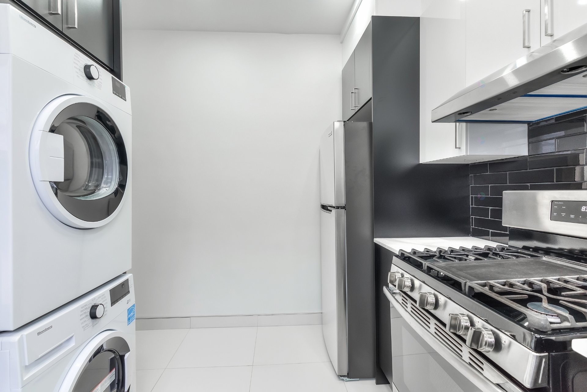 Cuisine - 38-4855 Ch. Queen-Mary, Montréal (Côte-Des-Neiges/Notre-Dame-De-Grâce), QC - Indoor Photo Showing Laundry Room