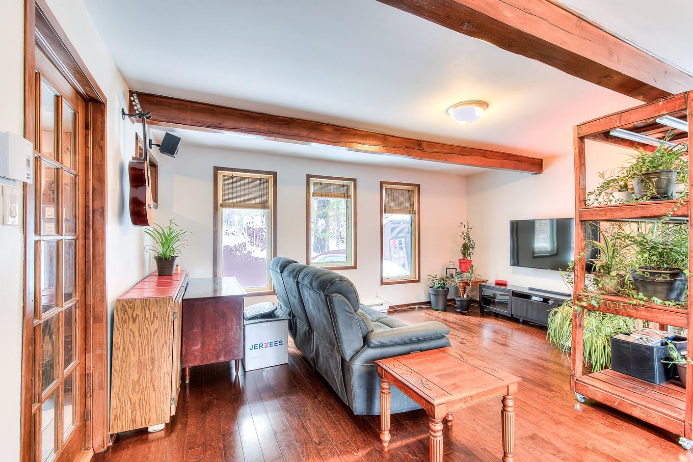 Living room - 16750 Route 335, Chertsey, QC - Indoor Photo Showing Living Room