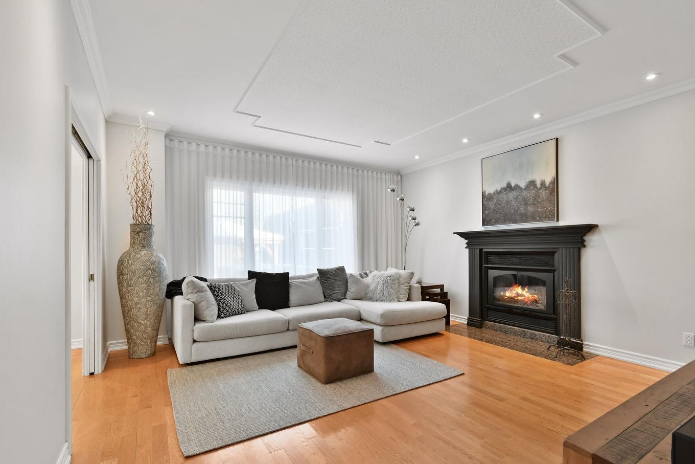 Living room - 155 Rue Des Hérons, La Prairie, QC - Indoor Photo Showing Living Room With Fireplace
