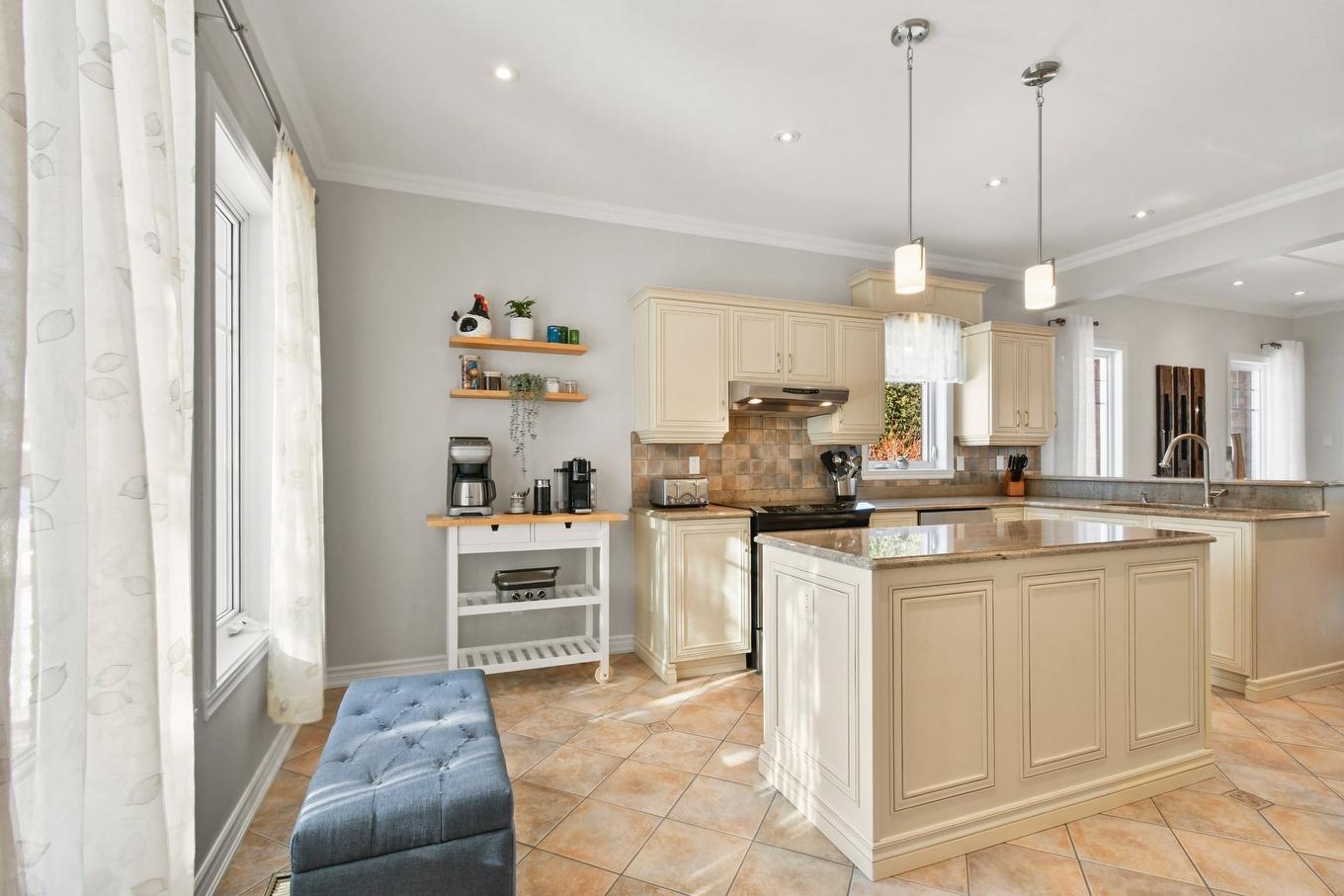 Kitchen - 155 Rue Des Hérons, La Prairie, QC - Indoor Photo Showing Kitchen With Upgraded Kitchen