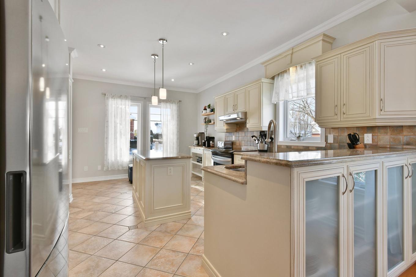 Kitchen - 155 Rue Des Hérons, La Prairie, QC - Indoor Photo Showing Kitchen With Upgraded Kitchen