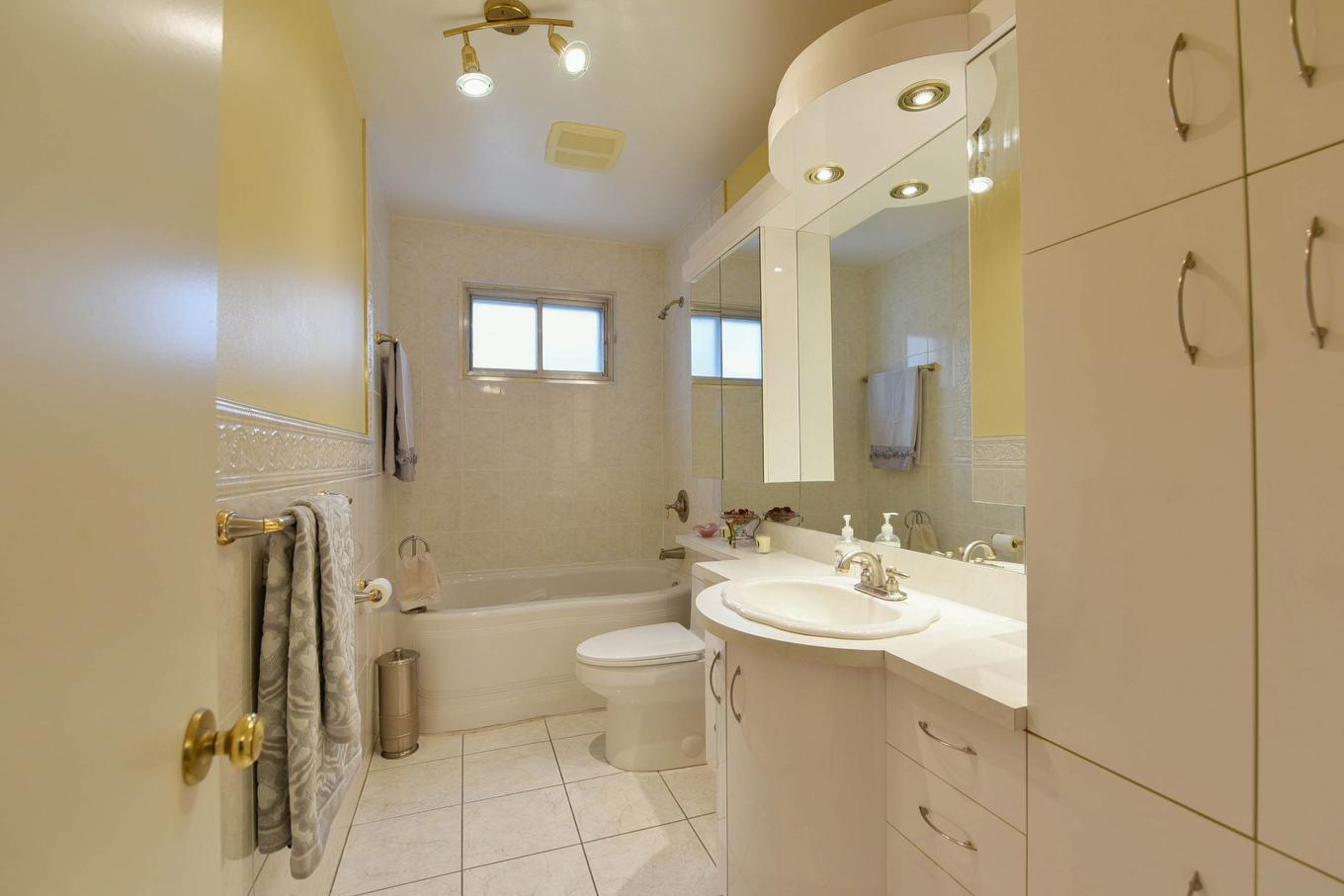 Bathroom - 817 Rue Parkway, Laval (Chomedey), QC - Indoor Photo Showing Bathroom