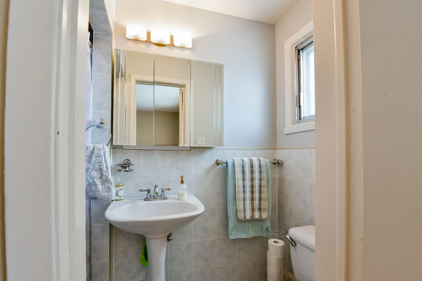 Bathroom - 817 Rue Parkway, Laval (Chomedey), QC - Indoor Photo Showing Bathroom