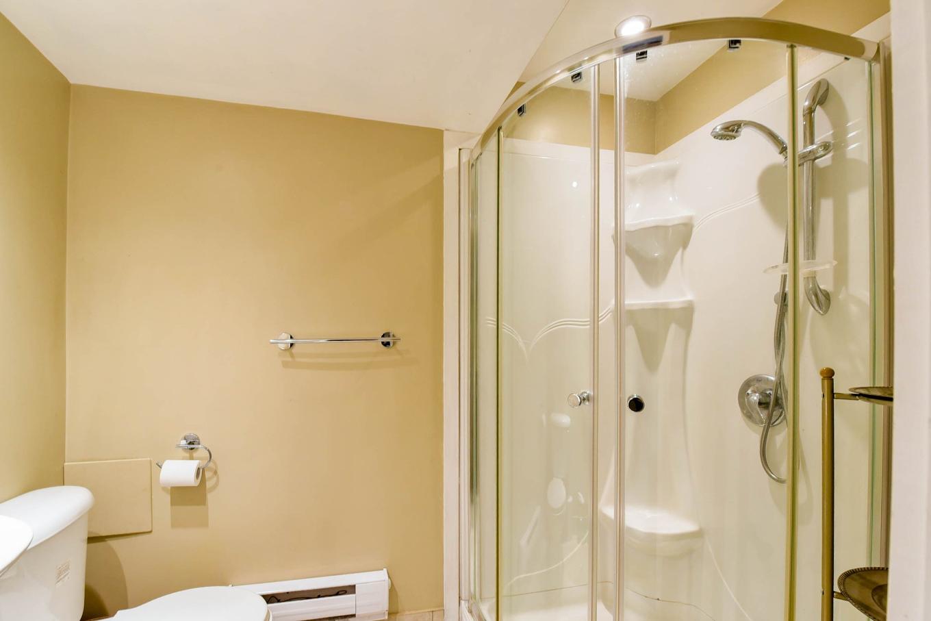 Bathroom - 817 Rue Parkway, Laval (Chomedey), QC - Indoor Photo Showing Bathroom