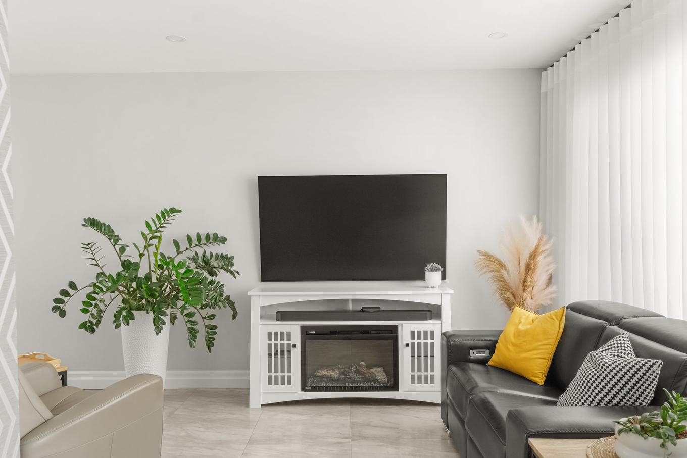 Living room - 740 Rue Monique-Dupont, Trois-Rivières, QC - Indoor Photo Showing Living Room With Fireplace