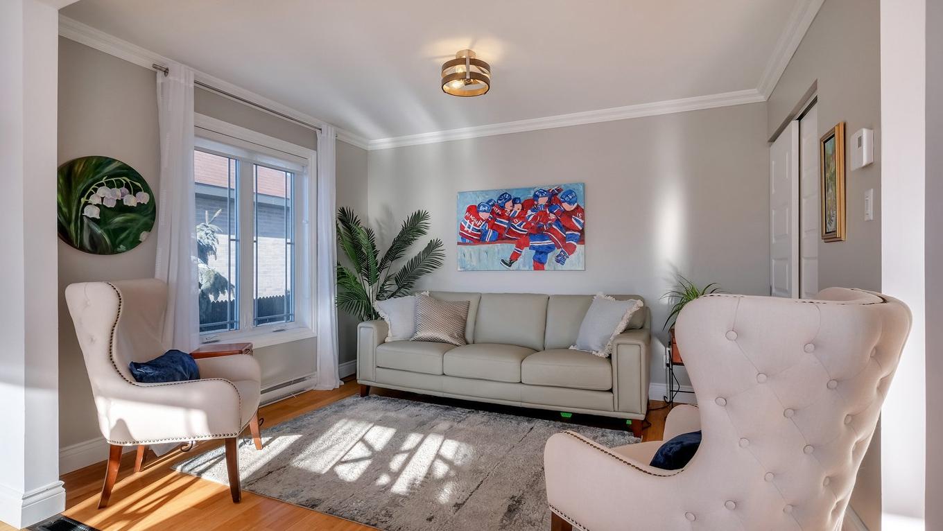 Salon - 22 Rue Louis-Roy, Saint-Antoine-Sur-Richelieu, QC