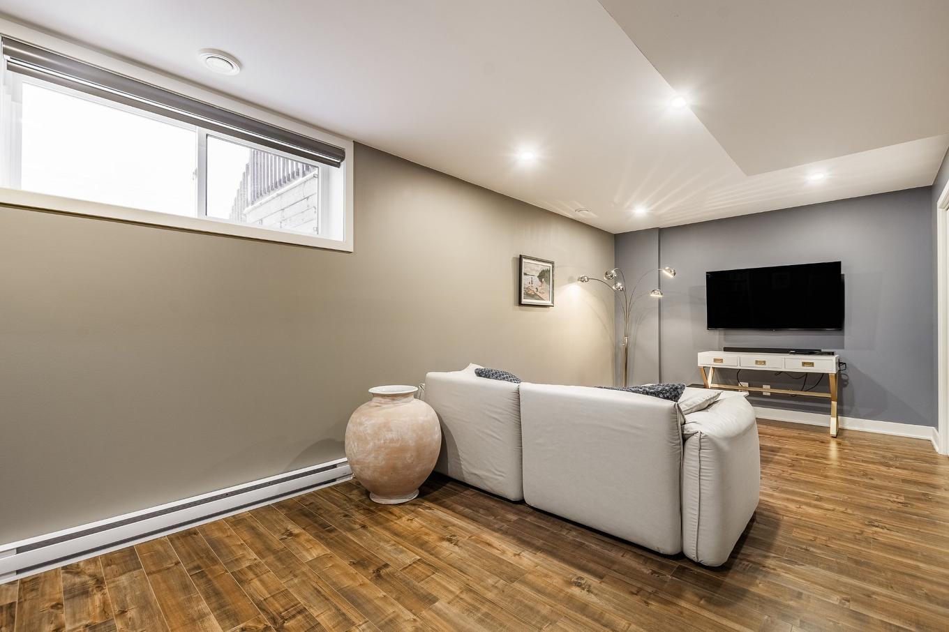 Salle familiale - 2-138 Rue De Saguenay, Bromont, QC - Indoor