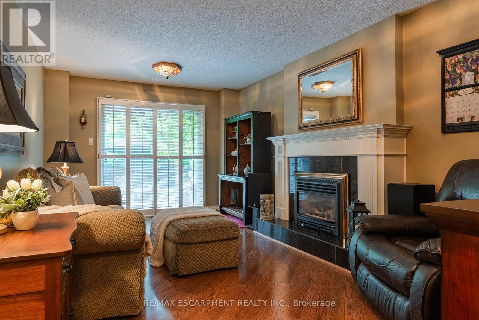 2054 Teeside Court, Mississauga, ON - Indoor Photo Showing Living Room With Fireplace
