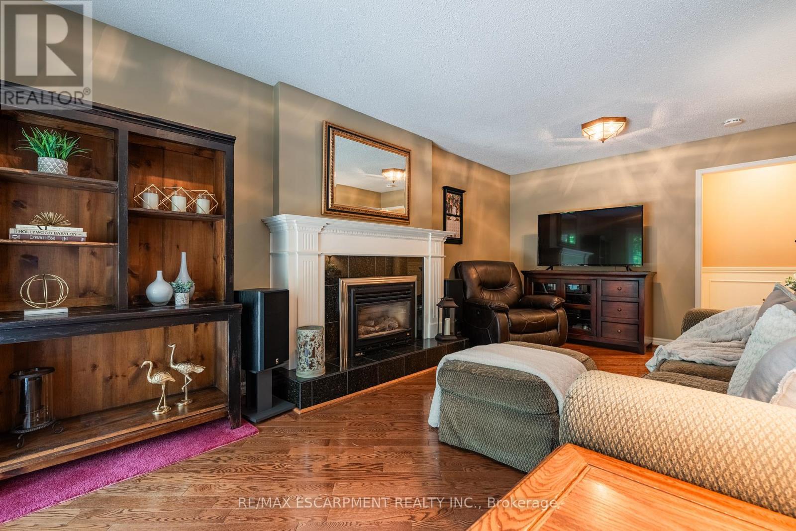 2054 Teeside Court, Mississauga, ON - Indoor Photo Showing Living Room With Fireplace