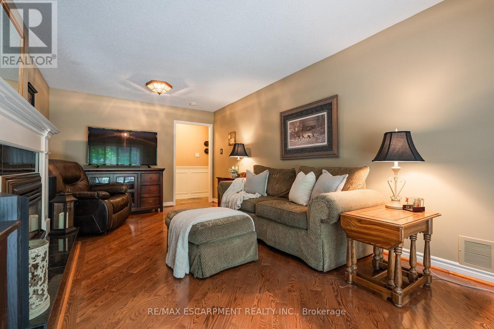 2054 Teeside Court, Mississauga, ON - Indoor Photo Showing Living Room