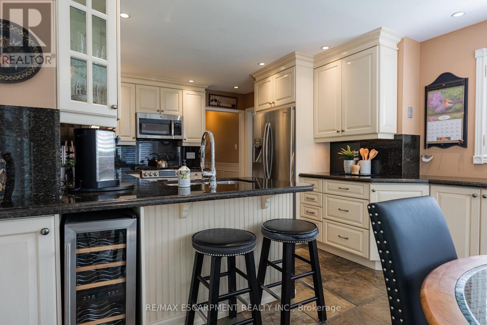 2054 Teeside Court, Mississauga, ON - Indoor Photo Showing Kitchen With Upgraded Kitchen