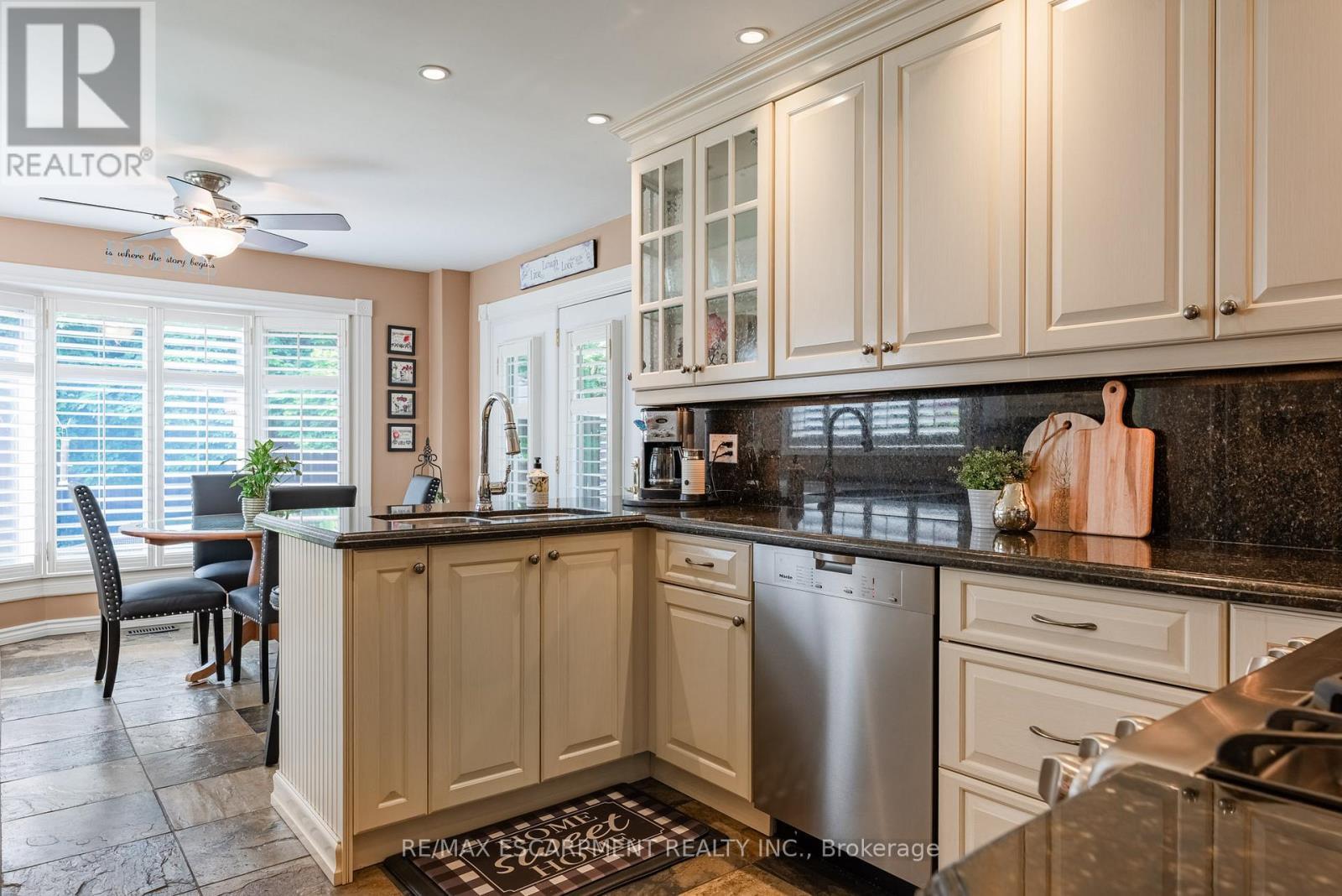 2054 Teeside Court, Mississauga, ON - Indoor Photo Showing Kitchen