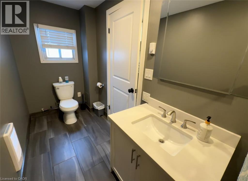 212 Rosslyn Avenue N, Hamilton, ON - Indoor Photo Showing Bathroom