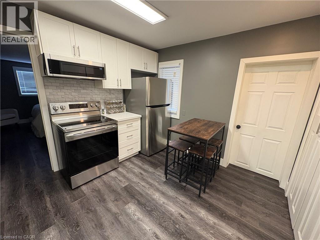 212 Rosslyn Avenue N, Hamilton, ON - Indoor Photo Showing Kitchen
