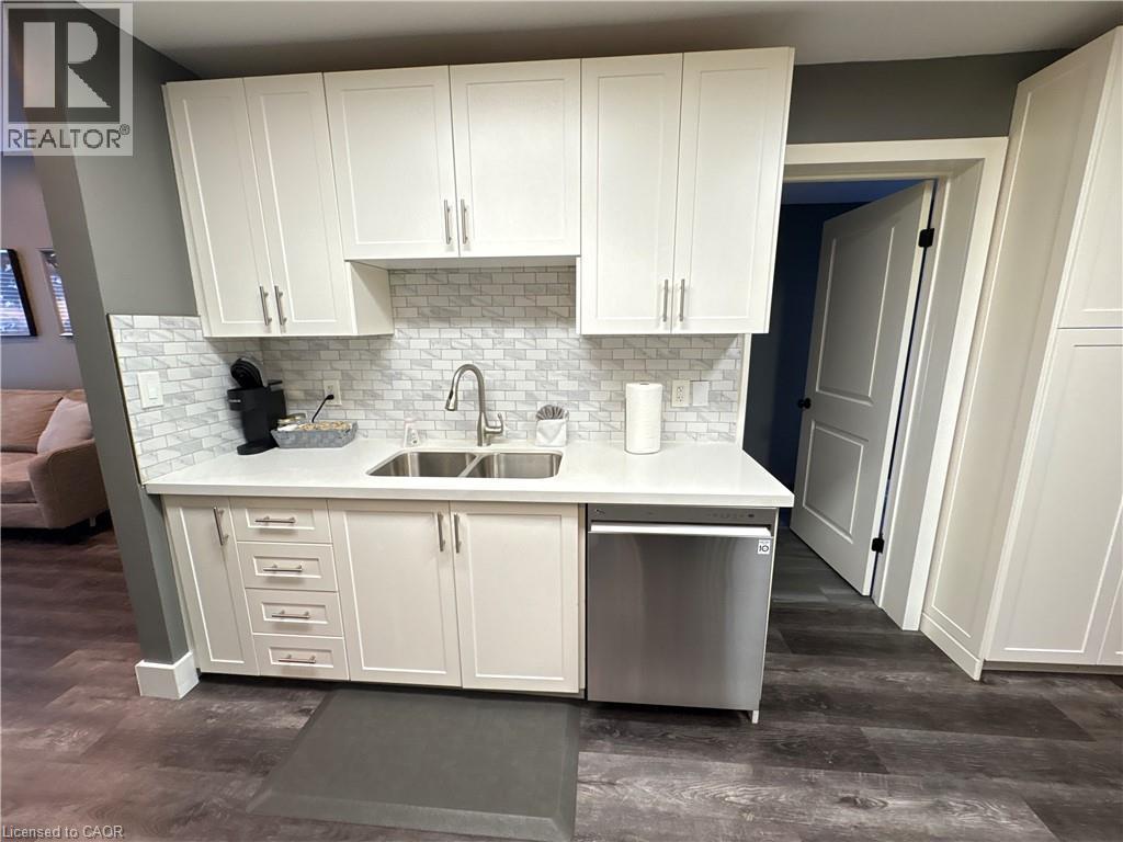 212 Rosslyn Avenue N, Hamilton, ON - Indoor Photo Showing Kitchen With Stainless Steel Kitchen With Double Sink With Upgraded Kitchen
