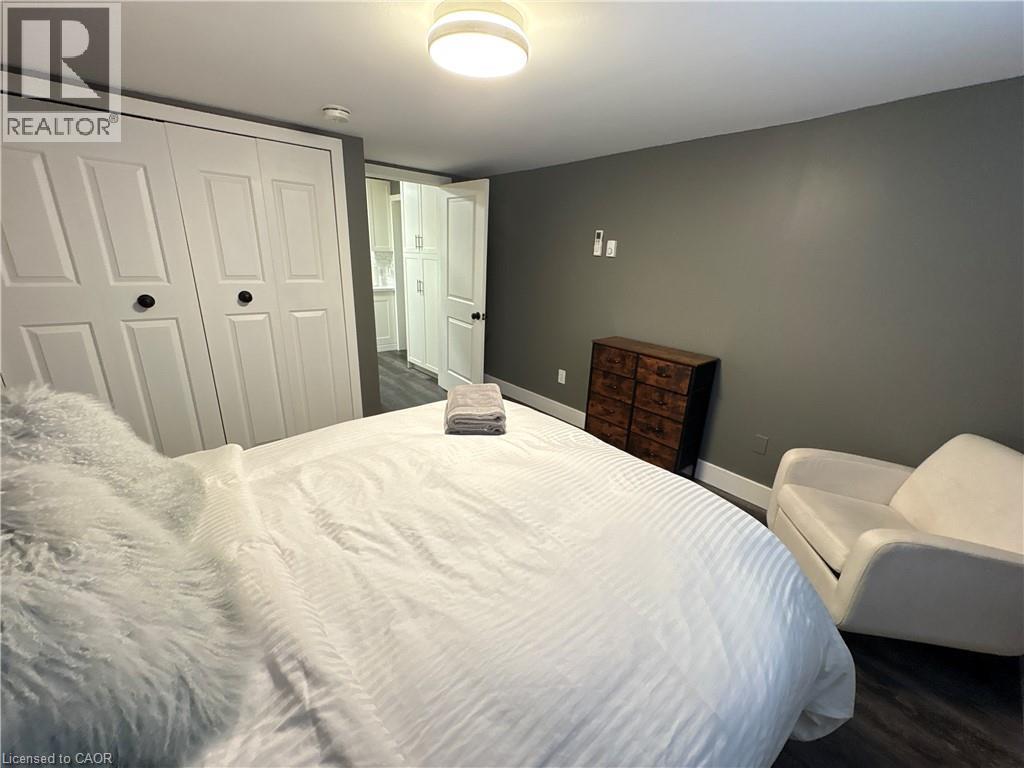 212 Rosslyn Avenue N, Hamilton, ON - Indoor Photo Showing Bedroom