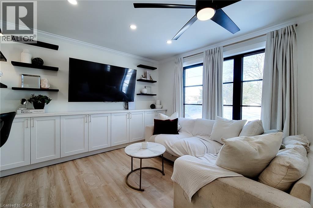 13 Unity Side Road, Caledonia, ON - Indoor Photo Showing Living Room