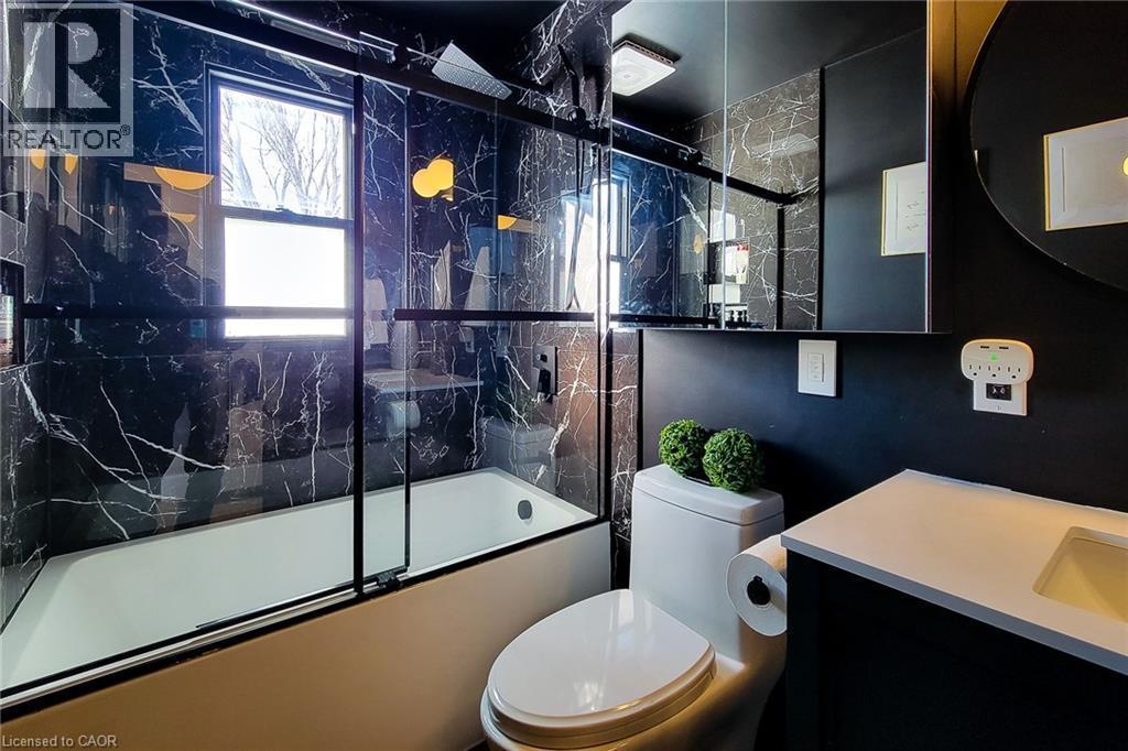 13 Unity Side Road, Caledonia, ON - Indoor Photo Showing Bathroom