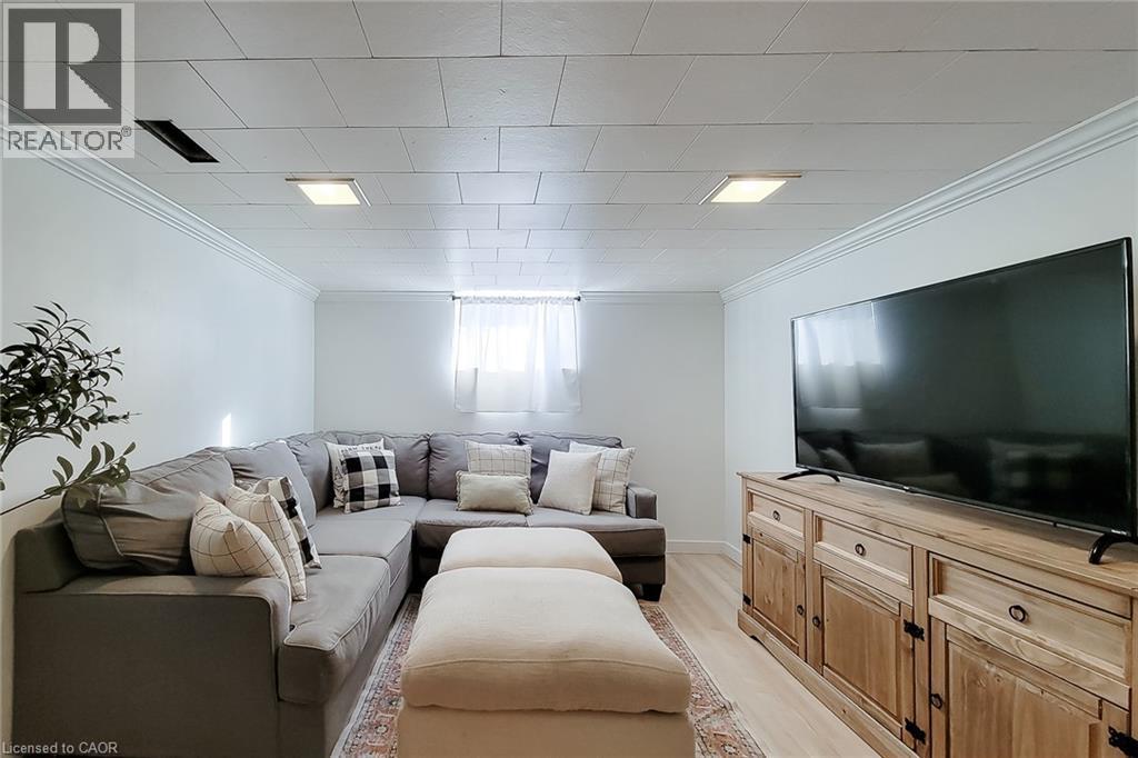 13 Unity Side Road, Caledonia, ON - Indoor Photo Showing Living Room