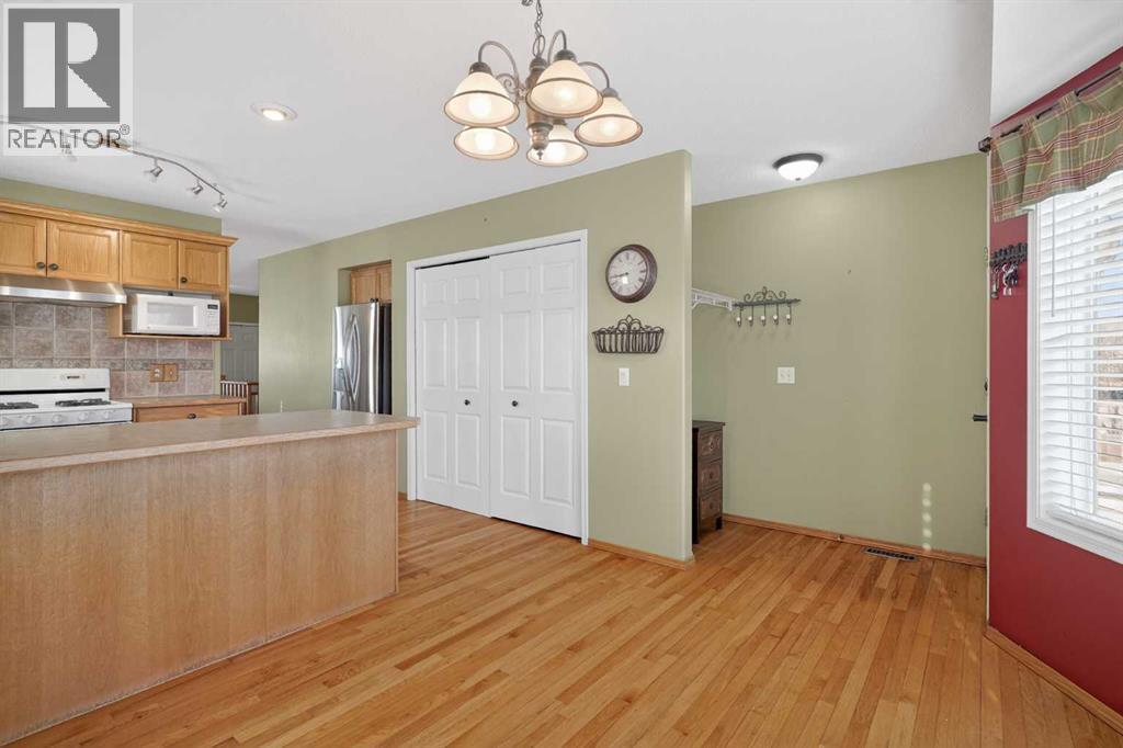 25 Westfall Drive, Okotoks, AB - Indoor Photo Showing Kitchen