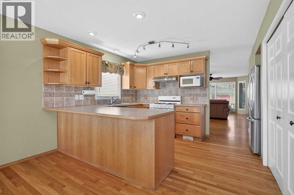 25 Westfall Drive, Okotoks, AB - Indoor Photo Showing Kitchen