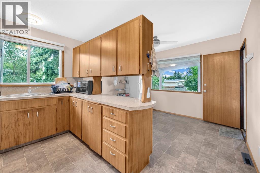 4013 Vance Place Nw, Calgary, AB - Indoor Photo Showing Kitchen With Double Sink