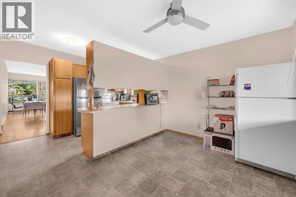 4013 Vance Place Nw, Calgary, AB - Indoor Photo Showing Kitchen