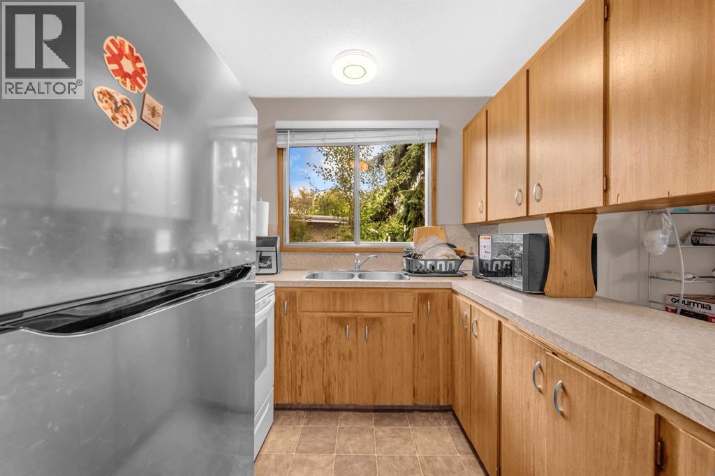 4013 Vance Place Nw, Calgary, AB - Indoor Photo Showing Kitchen With Double Sink