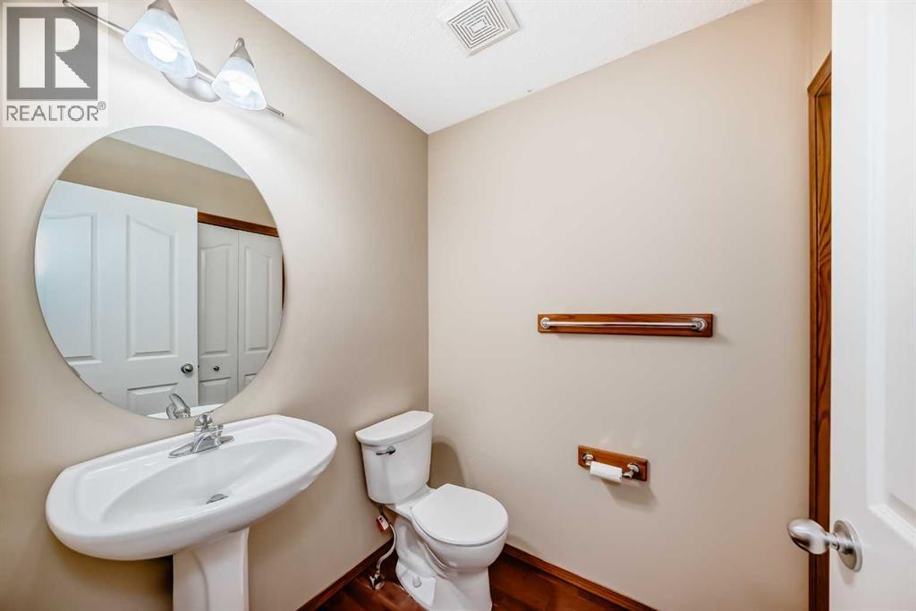38 Springborough Way Sw, Calgary, AB - Indoor Photo Showing Bathroom