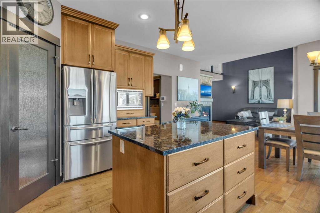 33 Sisson Avenue, Red Deer, AB - Indoor Photo Showing Kitchen With Stainless Steel Kitchen With Upgraded Kitchen